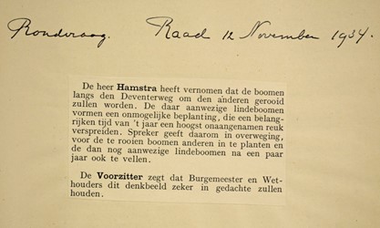 <p>In 1922 laat Rijkswaterstaat als beheerde van de binnenste rij iepen langs de weg aan de gemeente weten dat zij voornemens zijn om de bomen ‘staande aan de rijksweg van Zutphen naar Deventer om de andere te willen rooien’. De bomen staan slechts zes meter uit elkaar en worden daardoor belemmerd in hun groei. Burgemeester en wethouders van Zutphen laten daarop weten dat zij vanwege de verspringende aanplant niet over zullen gaan tot gelijktijdige kap van de gemeentelijke rij lindebomen langs de ventweg en dat zij ‘een ernstige waarschuwing willen doen horen; de laan is thans zeer fraai en kan licht worden bedorven….’. Onduidelijk is of het Rijk wel tot gedeeltelijke kap is overgegaan. In 1934 is weer sprake van het om-en-om rooien van de iepen langs de rijbaan, hoewel de verdere afloop niet gedocumenteerd is valt uit historische foto’s af te leiden dat hierbij, of anders kort daarna, de hele rij iepen omgehaald is (Regionaal Archief Zutphen).  </p>
